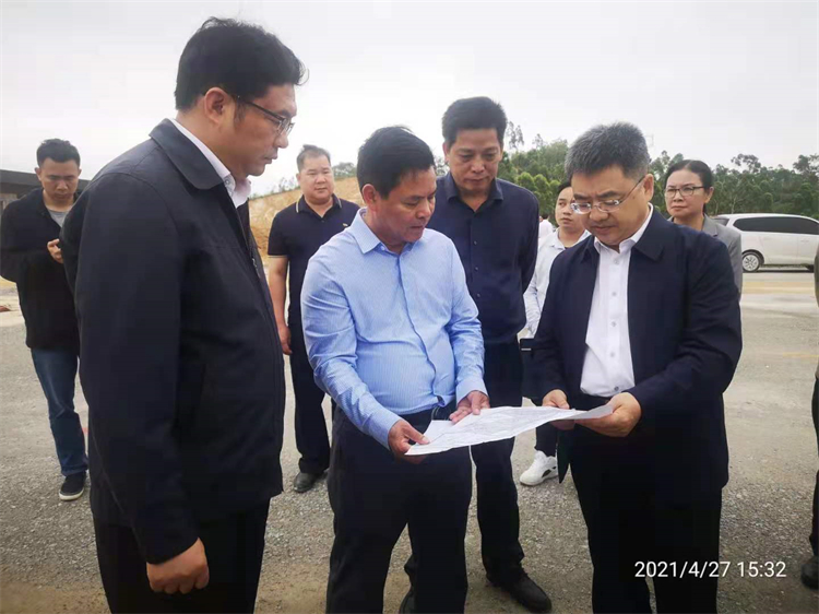 2021年4月27日钦州市王雄昌市长在那丽园区调研 (2).jpg